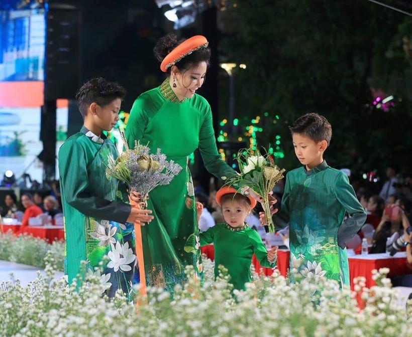 Hoa hậu Hà Kiều Anh trình diễn cùng ba con tại Lễ hội Áo dài 2019 