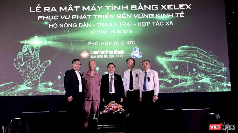 Ông Nguyễn Minh Hồng - Chủ tịch Hội Truyền thông số Việt Nam tham dự Lễ ra mắt máy tính bảng dành cho nông dân.