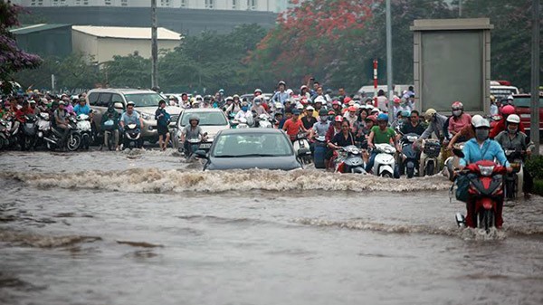 Bạn đã cài ứng dụng thông minh cảnh báo các tuyến đường ngập lụt thường xuyên xảy ra tại Hà Nội khi mưa lớn kéo dài? (Ảnh: DT) 