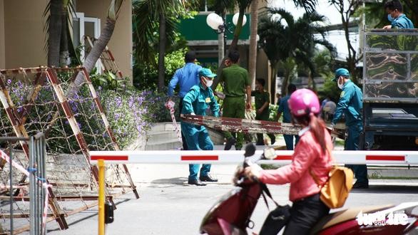  Lực lượng chức năng khoanh vùng block A1, chung cư Sunview Town (phường Hiệp Bình Phước, TP Thủ Đức) - Ảnh Nhật Thịnh