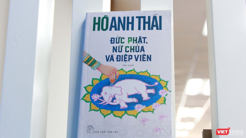 Nhà văn Hồ Anh Thái vừa ra mắt ấn phẩm mới "Đức Phật, nữ chúa và điệp viên" 