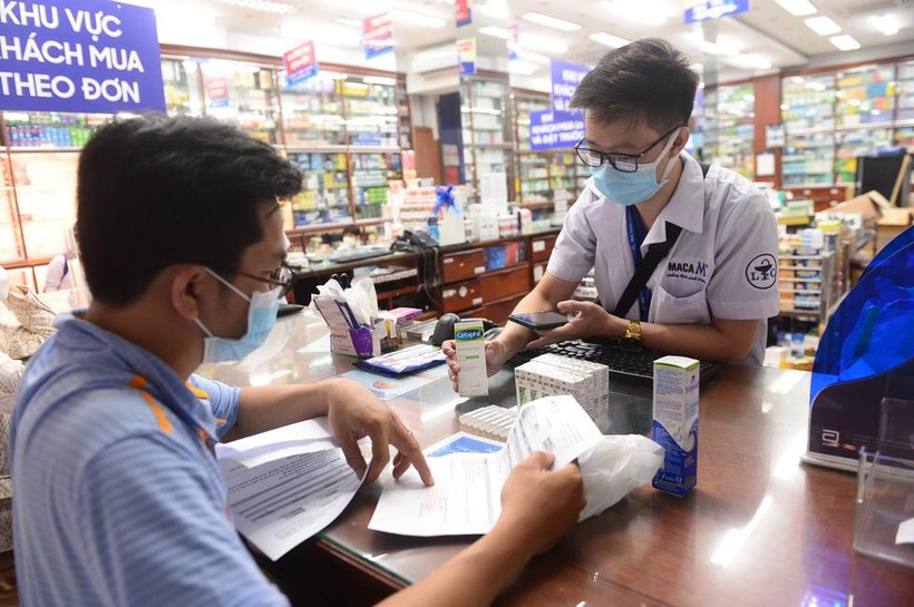 Người dân mua thuốc tại nhà thuốc Long Châu, quận 3, TP.HCM chiều 2-7 - Ảnh- QUANG ĐỊNH