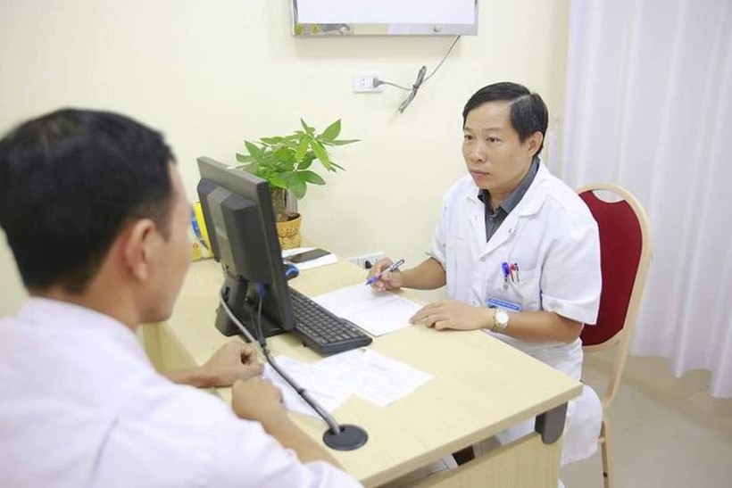 Bác sĩ Nguyễn Quang - Giám đốc Trung tâm Nam học, Bệnh viện Hữu nghị Việt Đức khám cho bệnh nhân mắc xoắn tinh hoàn.