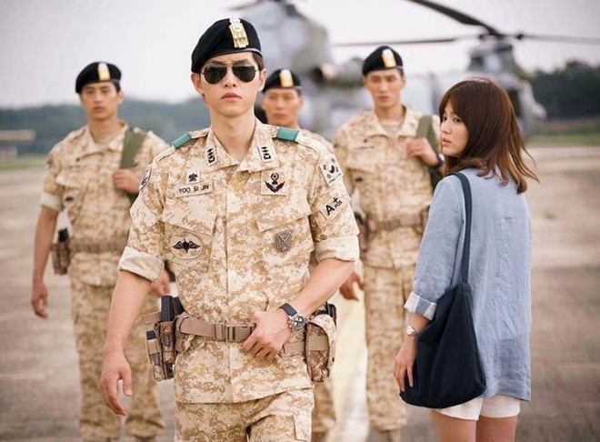 Song Joong Ki và Song Hye Kyo trong Hậu duệ mặt trời. Ảnh: KBS