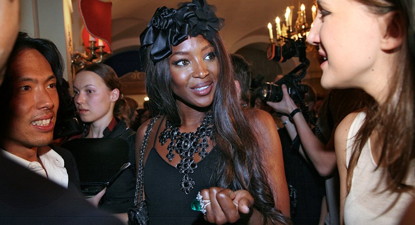 Siêu người mẫu Naomi Campbell cởi đồ lên án chính sách của Mỹ