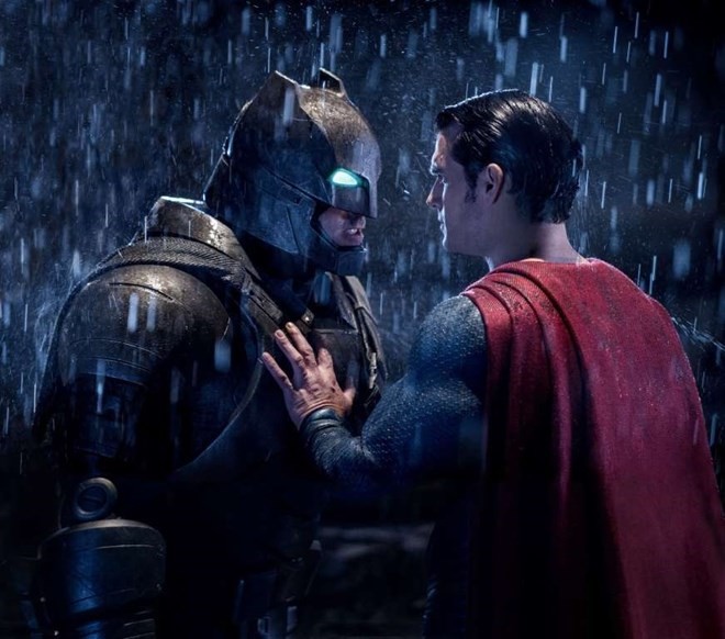 Batman và Superman đối đầu trong "Ánh sáng công lý) (Nguồn: Warner Bros)