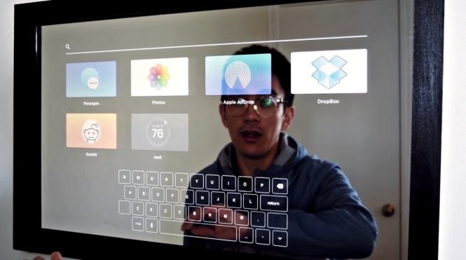 Gương hỗ trợ nhiều ứng dụng phổ biến như nhắn tin, thư viện ảnh, Dropbox, Apple AirDrop, Nest, Reddit và cả bàn phím QWERTY ảo