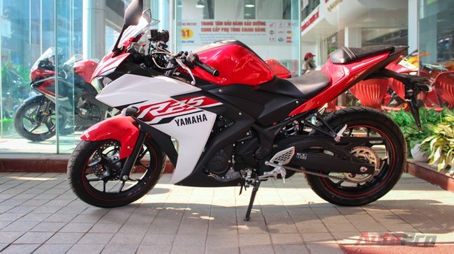 Yamaha R25.