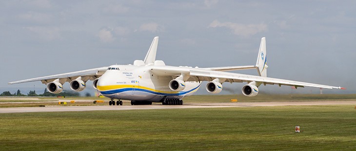 1. Antonov AN-225 đứng đầu danh sách máy bay vận tải quân sự. Đây là loại phi cơ dài nhất và nặng nhất từng được chế tạo. Hiện tại, An-225 là phi cơ vận tải quân sự chiến lược của Nga, có thể chở khoảng 275 tấn. Khả năng của nó được minh chứng rõ vào năm 