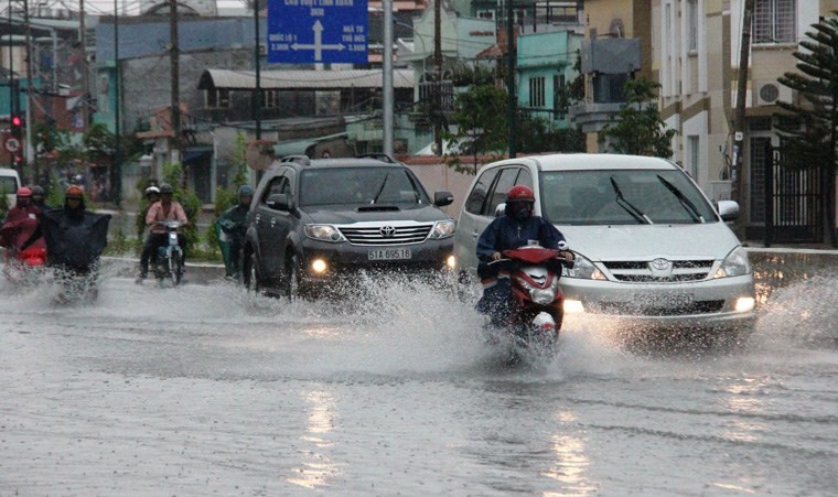 Phía đông Bắc Bộ tiếp tục có mưa dông, kèm lốc xoáy và gió giật mạnh.