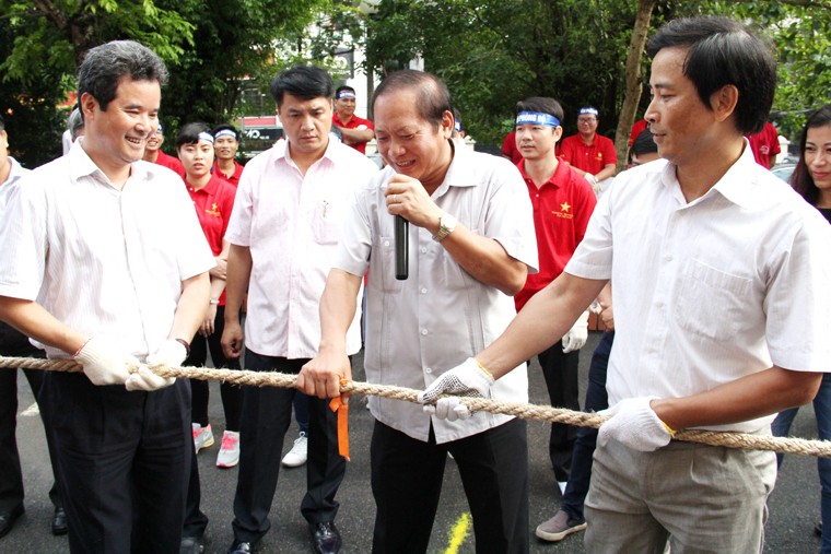 Bộ trưởng Trương Minh Tuấn hướng dẫn các đội thi trước giờ thi đấu.