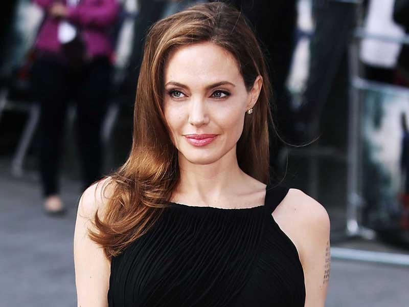 Nữ minh tinh Angelina Jolie (sinh ngày 4/6/1975), người đang thu hút sự quan tâm cao độ của các Fan điện ảnh trong vài ngày nay, có tổng tài sản 150 triệu USD. Cô là diễn viên, nhà làm phim nổi tiếng người Mỹ. Jolie được chú ý đến sau khi đoạt giải Oscar 