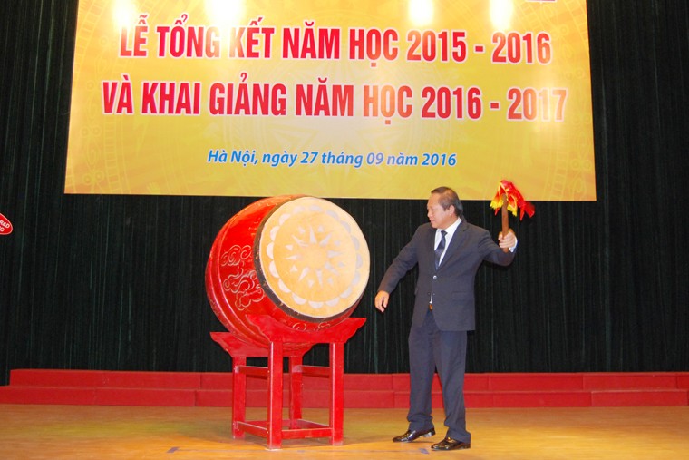 Bộ trưởng Bộ TT&TT Trương Minh Tuấn điểm trống khai giảng năm học mới tại Học viện Công nghệ BCVT