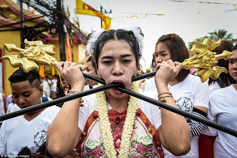 Một số người cũng tham dự trò “hành xác” này.