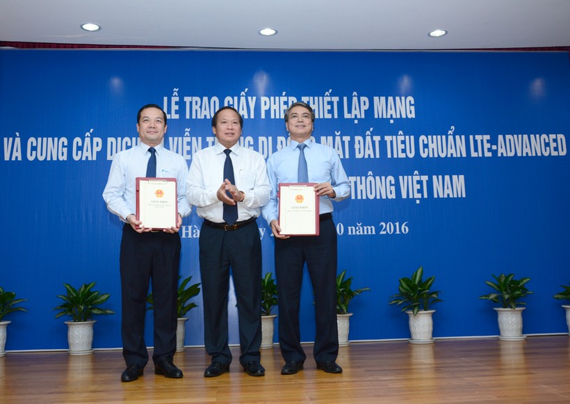 Bộ trưởng Bộ Thông tin và Truyền thông trao giấy phép 4G cho Tập đoàn VNPT