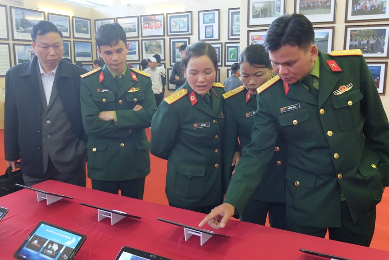 Đông đảo cán bộ, chiến sĩ tỉnh Bắc Kạn trải nghiệm về công nghệ 3D tại Triển lãm