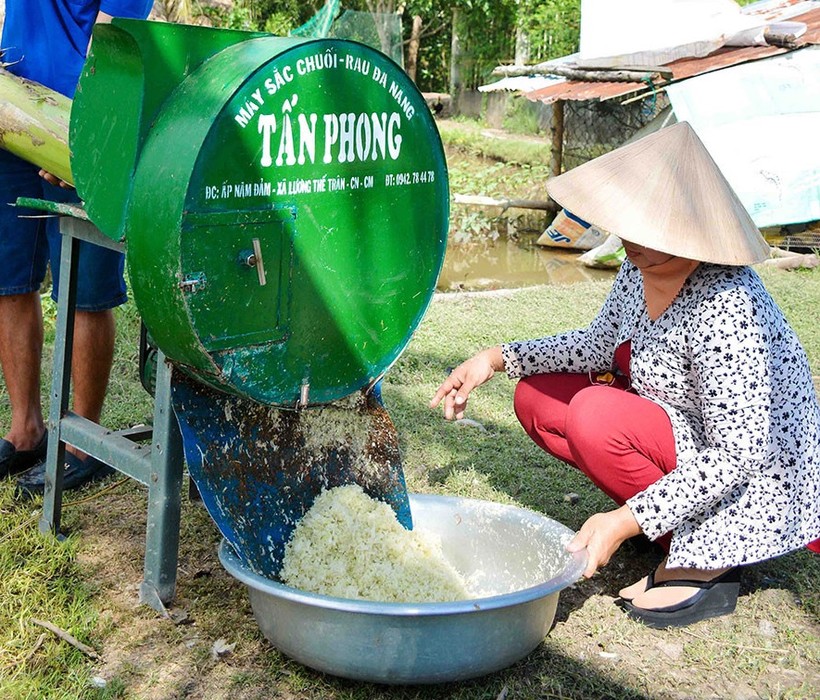 Anh Phong và vợ bên chiếc máy xắt chuối cây độc đáo.