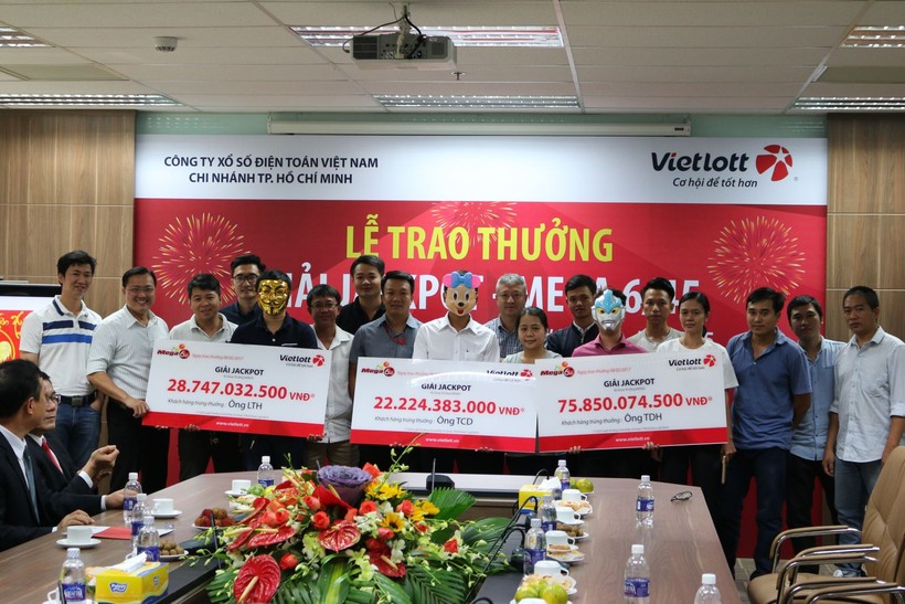 Trao giải cho 3 khách hàng trúng giải Jackpot tại các kỳ quay số mở thưởng số 76, 83 và 85