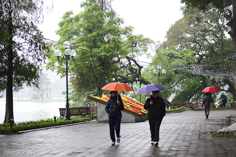 Hà Nội nhiều mây, có mưa, mưa rào và có nơi có dông, trời lạnh. Ảnh minh hoạ: Đất Việt.