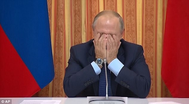 Tổng thống Nga Vladimir Putin ôm mặt cười. Ảnh: DailyMail