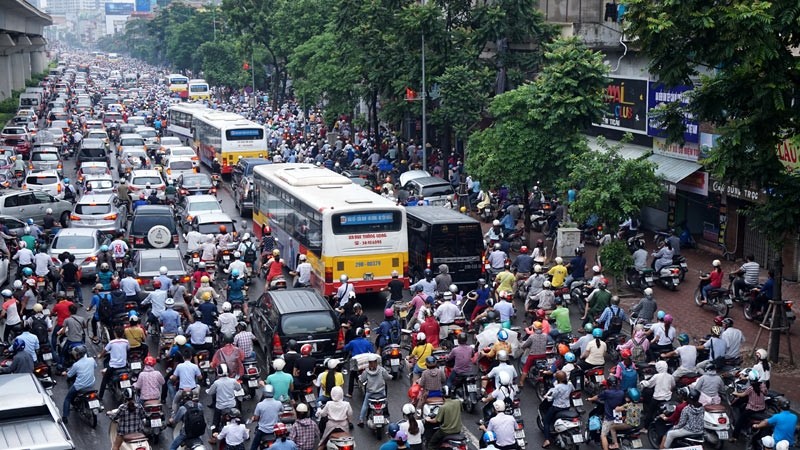 Đường Hà Nội ùn tắc khắp nơi trở thành nỗi ám ảnh của nhiều người dân mỗi khi ra đường. Ảnh:  Nhân dân