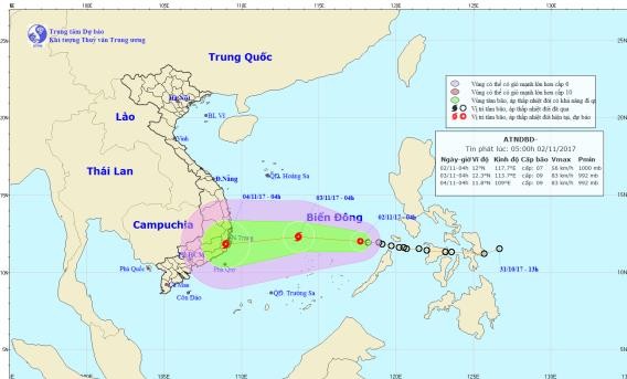 Vị trí và hướng đi của áp thấp nhiệt đới đang mạnh lên thành bão sắp đổ bộ vào miền Nam. Ảnh: NCHMF.