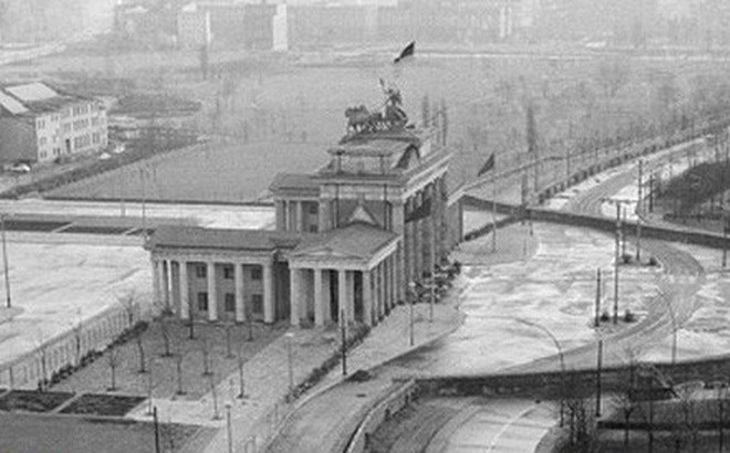 Năm 1961, Bức tường Berlin bắt đầu được dựng lên, ngăn cách Đông Đức và Tây Đức. Nó trở thành biểu tượng nổi tiếng nhất của cuộc chiến tranh Lạnh.