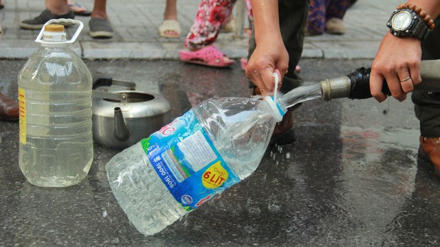 250.000 hộ gia đình tại Hà Nội lao đao vì thiếu nước sạch sinh hoạt trong 20 ngày qua.