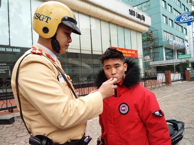 Lực lượng CSGT kiểm tra xử lý người tham gia giao thông vi phạm nồng độ cồn. Ảnh: Hiệp Bình