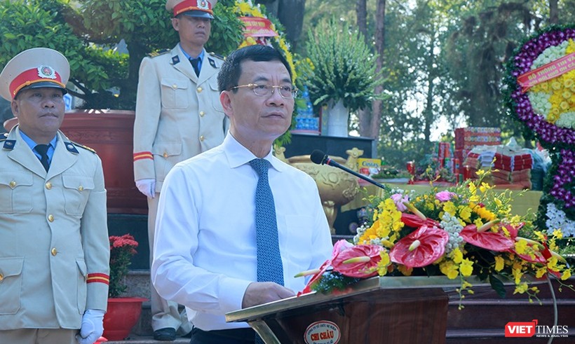 "Những đóng góp của các anh hùng, liệt sỹ sẽ mãi mãi ghi vào trang sử vàng oanh liệt của dân tộc", Bộ trưởng Nguyễn Mạnh Hùng phát biểu tại lễ tưởng niệm. 