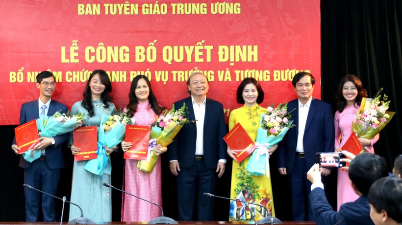 Ông Vũ Quý Cường (ngoài cùng bên trái) và bà Nguyễn Thị Mỹ Linh (thứ năm từ bên trái) nhận hoa và quyết định bổ nhiệm cán bộ