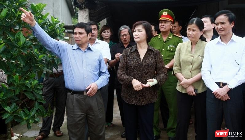 Ông Phạm Minh Chính cùng bà Nguyễn Thị Kim Ngân khảo sát địa điểm sân bay Vân Đồn.