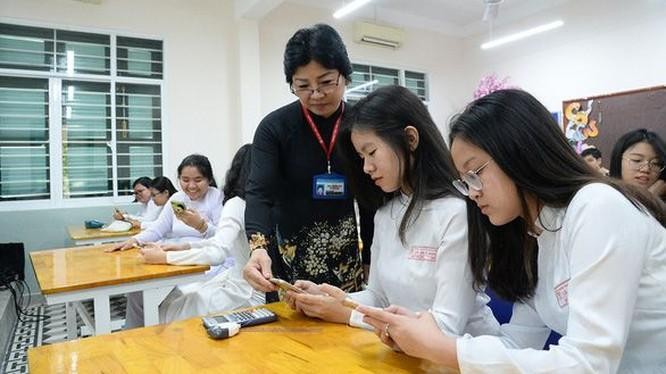 Phụ huynh và học sinh có thể tìm và theo dõi các tài khoản Zalo của địa phương để nhận thông tin về điểm thi và tuyển sinh.