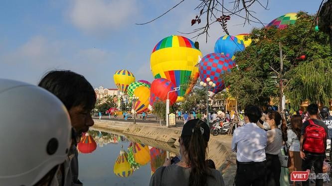 Du khách quốc tế và nội địa tham dự ngày hội Khinh khí cầu ở Hội An. Ảnh minh họa.