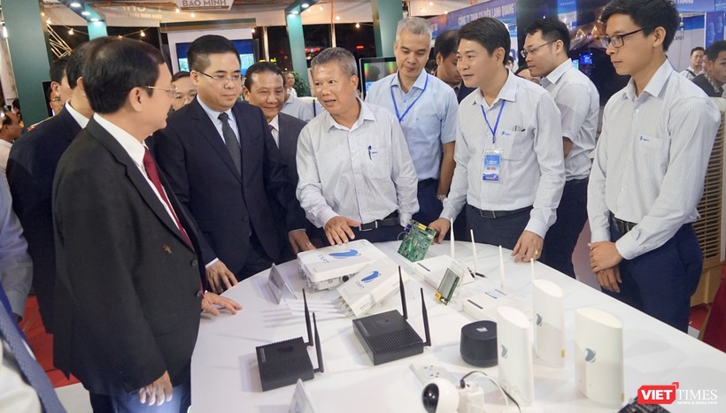 Các đại biểu tham quan gian hàng của VNPT tại Techfest vùng đồng bằng sông Hồng 2023.