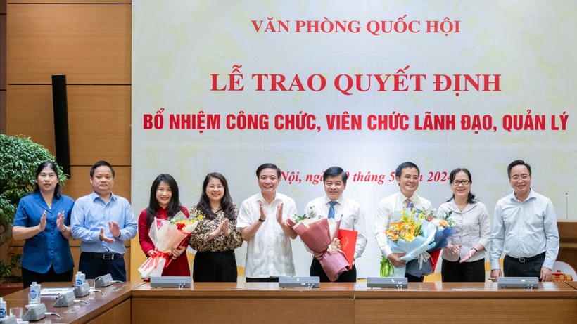 Tổng Thư ký Quốc hội, Chủ nhiệm Văn phòng Quốc hội Bùi Văn Cường và Phó chủ nhiệm Ủy ban Pháp luật Trần Hồng Nguyên, lãnh đạo Văn phòng Quốc hội, Đài Tiếng nói Việt Nam chúc mừng các cán bộ nhận quyết định bổ nhiệm.