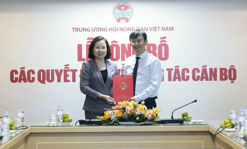 Bà Bùi Thị Thơm, Phó Chủ tịch TƯ Hội Nông dân Việt Nam trao quyết định bổ nhiệm Tổng biên tập Báo Nông thôn Ngày nay cho nhà báo Nguyễn Văn Hoài.