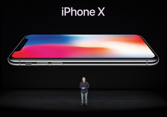 Để tối đa hóa trải nghiệm người dùng trong gia đình iPhone X thế hệ mới, đặc biệt trong các ứng dụng game, thực tế tăng cường và các ứng dụng đồ họa mạnh khác, Apple nên đặc biệt xem xét thiết kế hai biến thể vi xử lý đồ họa cho iPhone. (Ảnh: CNN)