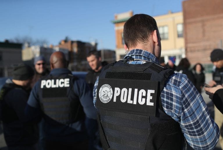 Các sỹ quan thuộc ICE bắt giữ người nhập cư trái phép tại thành phố New York hồi tháng 4 vừa qua (Ảnh: Getty)
