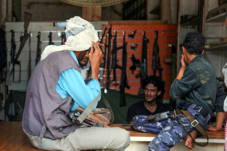 Buôn bán súng đạn trở thành nghề ăn nên làm ra ở Taez (Ảnh: AFP)