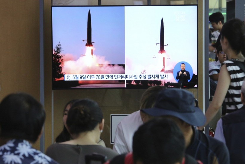 Người dân Hàn Quốc theo dõi diễn biến vụ phóng tên lửa trên truyền hình hôm 25/7 (Ảnh: SCMP)