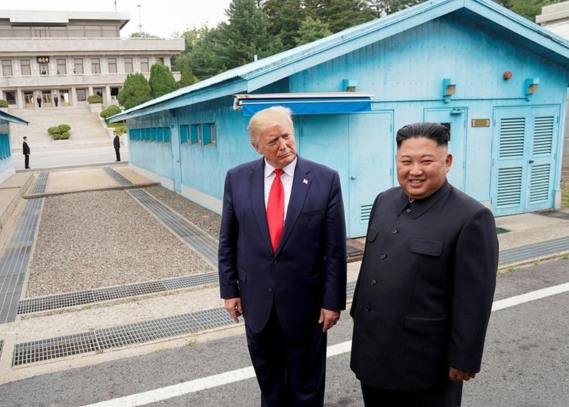 Ông Trump và ông Kim gặp gỡ lần gần đây nhất tại khu phi quân sự chia tách hai miền Triều Tiên (Ảnh: Reuters)