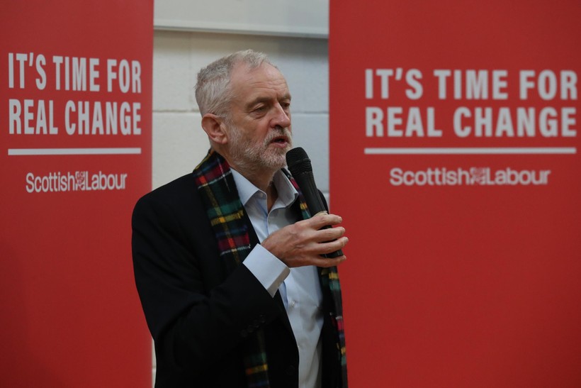 Lãnh đạo Công đảng đối lập Anh Jeremy Corbyn hứng chỉ trích kịch liệt (Ảnh: Reuters)