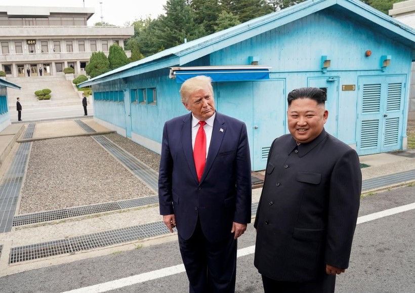 Tổng thống Trump và Chủ tịch Kim trong cuộc gặp tại khu phi quân sự (DMZ) hồi cuối tháng 6 năm ngoái (Ảnh: Reuters)