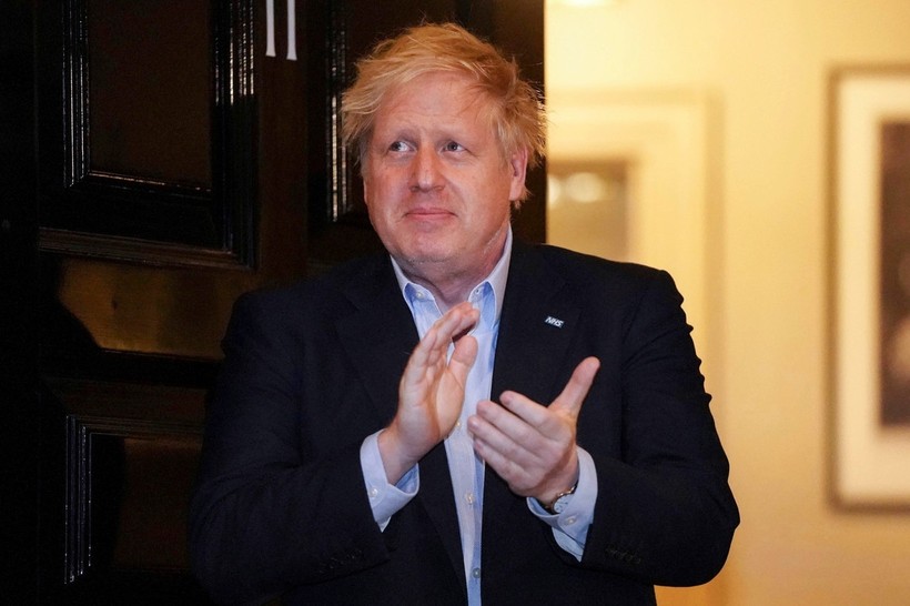 Thủ tướng Anh Boris Johnson nhập viện vào tối ngày 5/4 do các triệu chứng bệnh COVID-19 không dứt (Ảnh: AP)