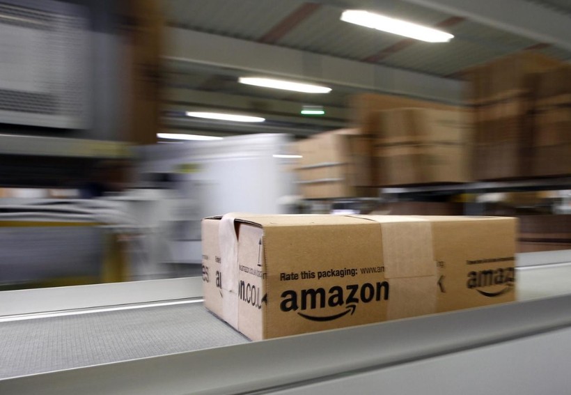 Bên trong một trung tâm logistics của Amazon ở Graben, Đức (Ảnh: Reuters)