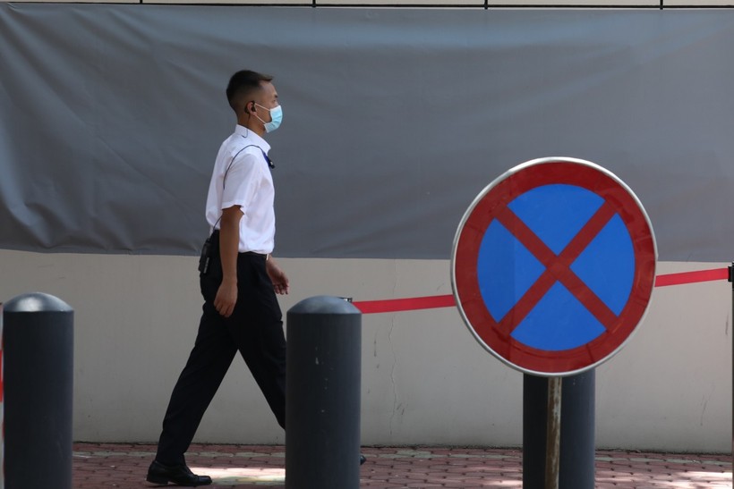 Một nhân viên an ninh băng qua tấm biển cấm vào bên ngoài tòa lãnh sự quán Mỹ ở Thành Đô (Ảnh: SCMP)