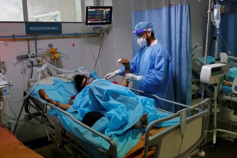 Các bệnh viện ở New Delhi kín giường bệnh, lượng oxy y tế trở nên khan hiếm (Ảnh: Reuters)