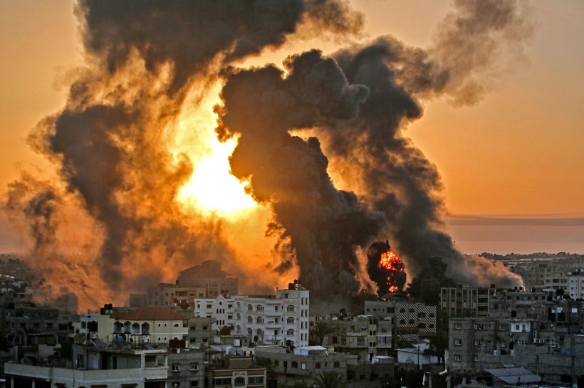 Những cột khói lớn bốc lên ở Dải Gaza sau đòn không kích của Israel (Ảnh: Newsweek)