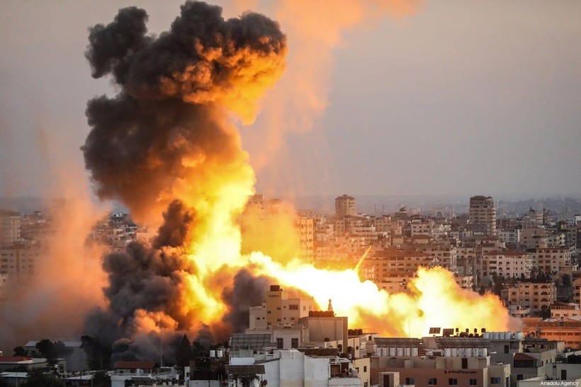 Cột lửa bốc lên sau một đòn không kích của Israel ở Gaza (Ảnh: Anadolu)